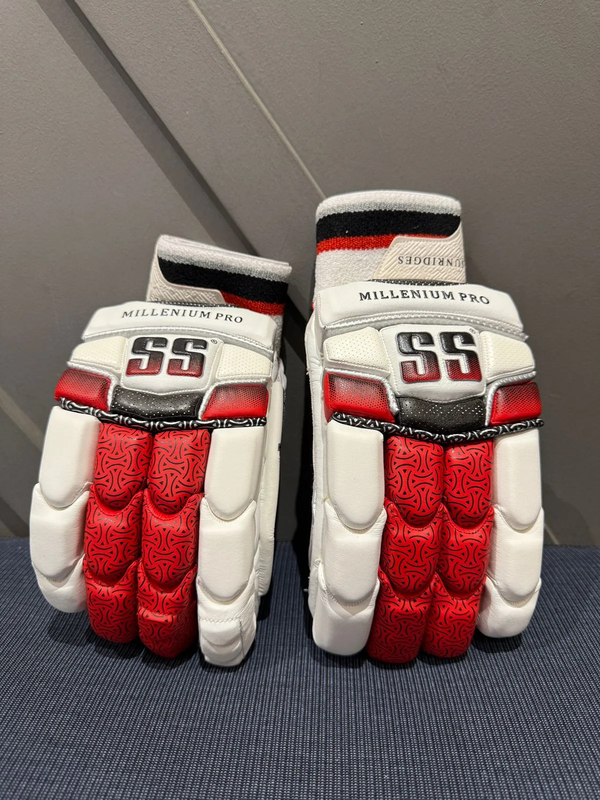 CRICKET BATTING GLOVES-SS MILLENIUM PRO